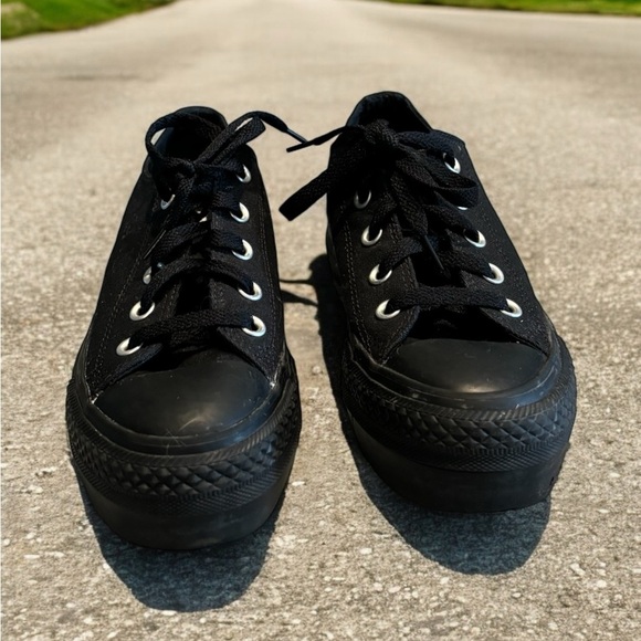 Converse Chuck Taylor Black on Black Low Top Platform Sneaker. Size 6. - Picture 4 of 9